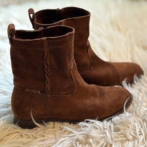 Frye Suede Cara Ankle Boots in Wheat
Size 7.5 EUC